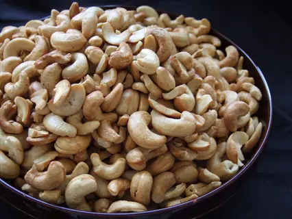 cashew nuts in a bowl (rich in copper)