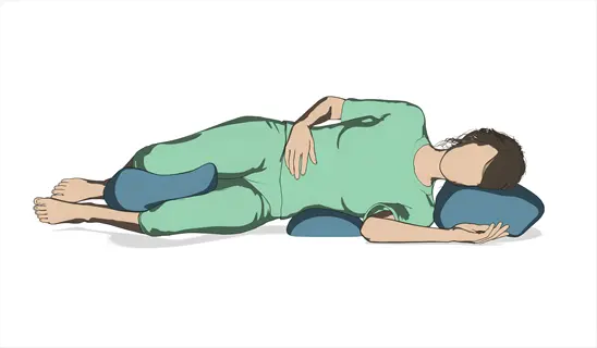 illustration of a person in side sleeping position with knee pillow and back support, wearing green pajamas