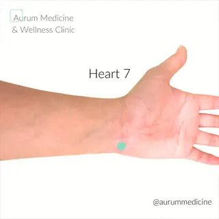 image showing the heart 7 acupuncture point (inner gate or pc6) on the wrist